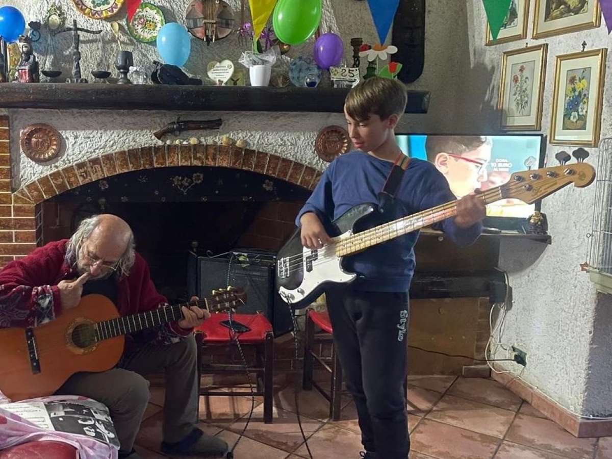 Paolo Mendico suicida a 14 anni, ecco la chat con la classe prima di togliersi la vita: «Voglio stare in prima fila»