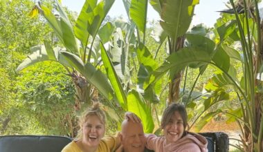 Bruce Willis, sereno e sorridente con la figlia di Demi Moore: la foto