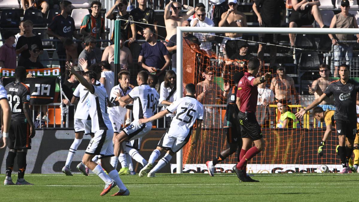 Serie B: Cesena blitz a Venezia e aggancio in testa al Palermo