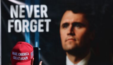 Il funerale di Charlie Kirk in diretta | La vedova Erika: «Aveva il sorriso di Monna Lisa». Trump accolto dal coro «Usa! Usa!»