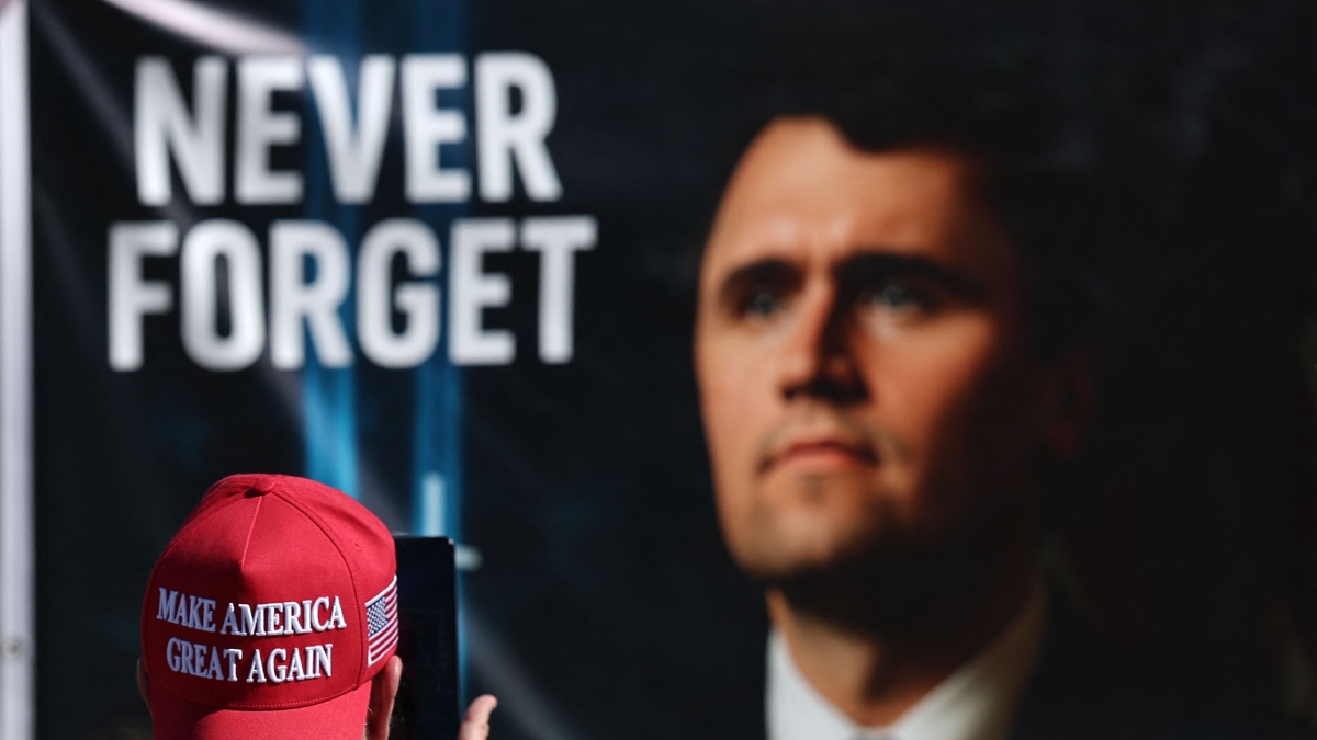 Il funerale di Charlie Kirk in diretta | La vedova Erika: «Aveva il sorriso di Monna Lisa». Trump accolto dal coro «Usa! Usa!»