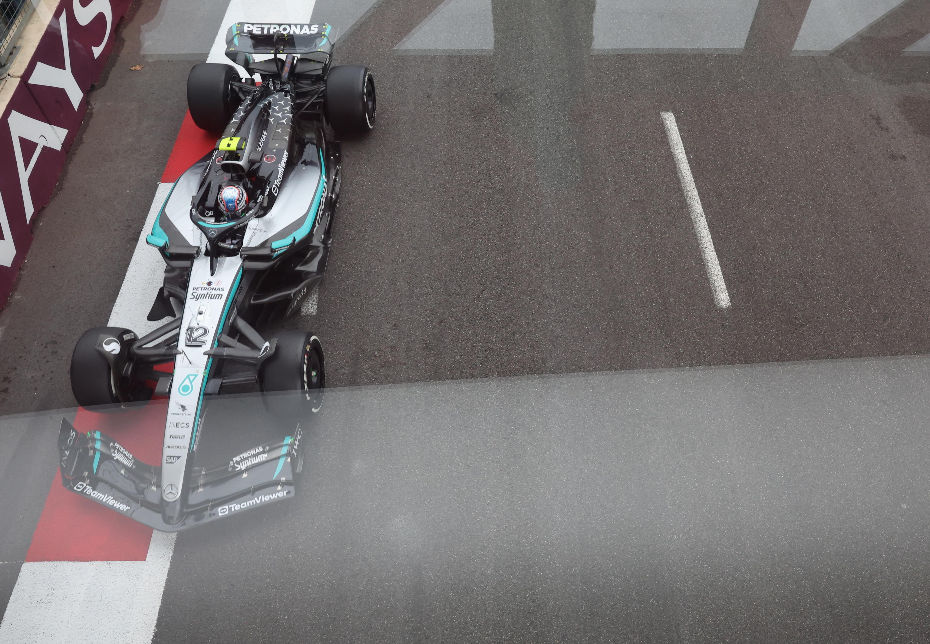 epa12395863 Mercedes driver Andrea Kimi Antonelli of Italy competes in the 2025 Formula 1 Azerbaijan Grand Prix held at the Baku City Circuit in Baku, Azerbaijan, 21 September 2025.  EPA/ALI HAIDER