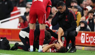 Leoni, brutto infortunio nell'esordio con il Liverpool: esce in barella