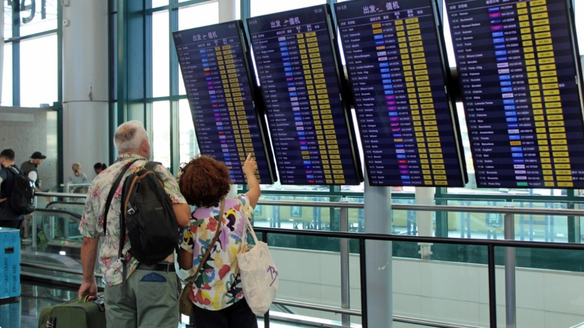 Sciopero venerdì 26 settembre, voli a rischio e disagi negli aeroporti: ecco chi si ferma e gli orari. Salvini attacca: «Irresponsabili»