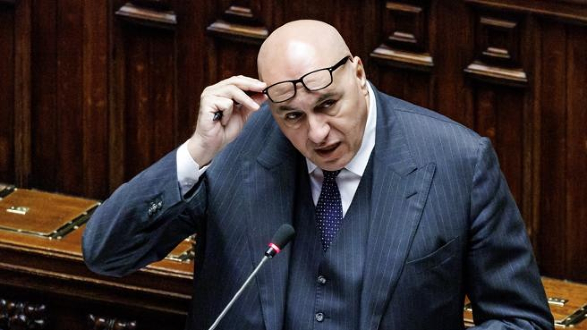 Crosetto: «Ho informato tutti, anche Meloni». La mediazione di Tajani con gli aiuti a Pizzaballa