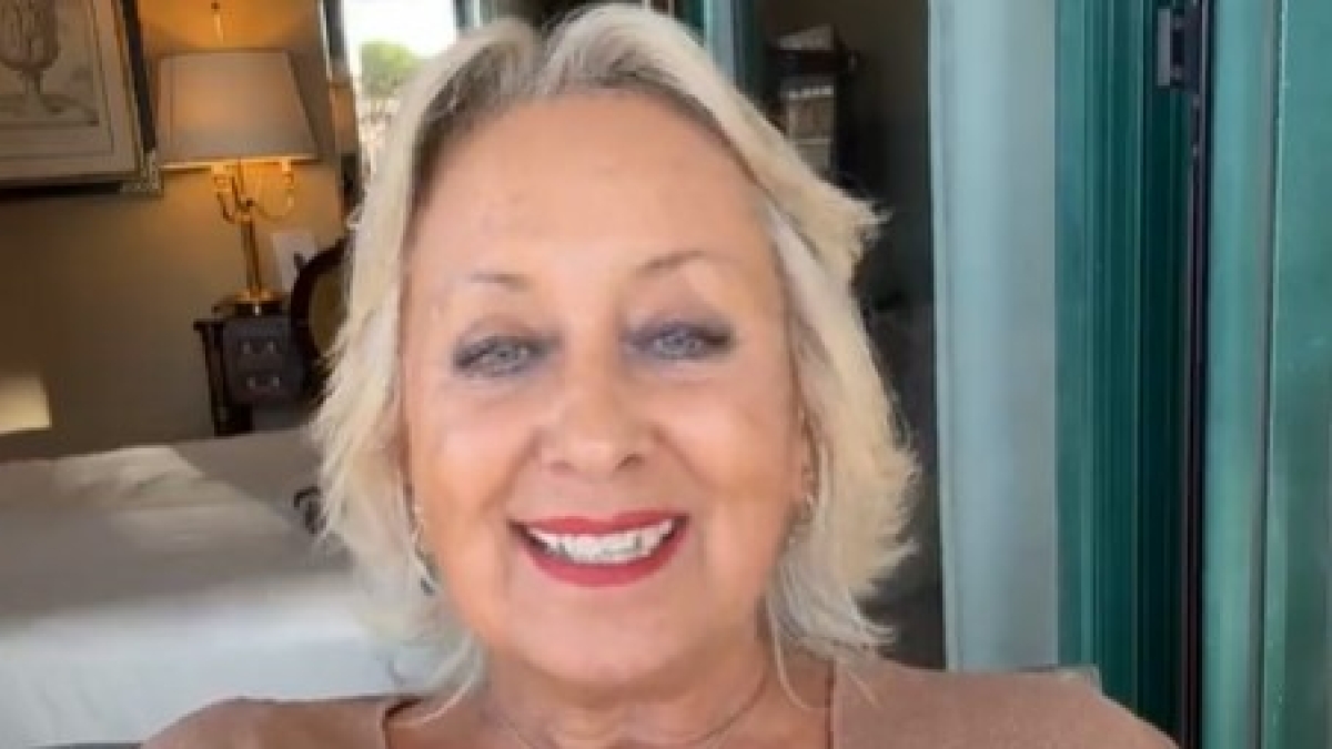 Carolyn Smith e la confessione ai fan: «Dieci anni fa mi dicevano: lei ha un tumore. Oggi sono ancora qui e combatto»