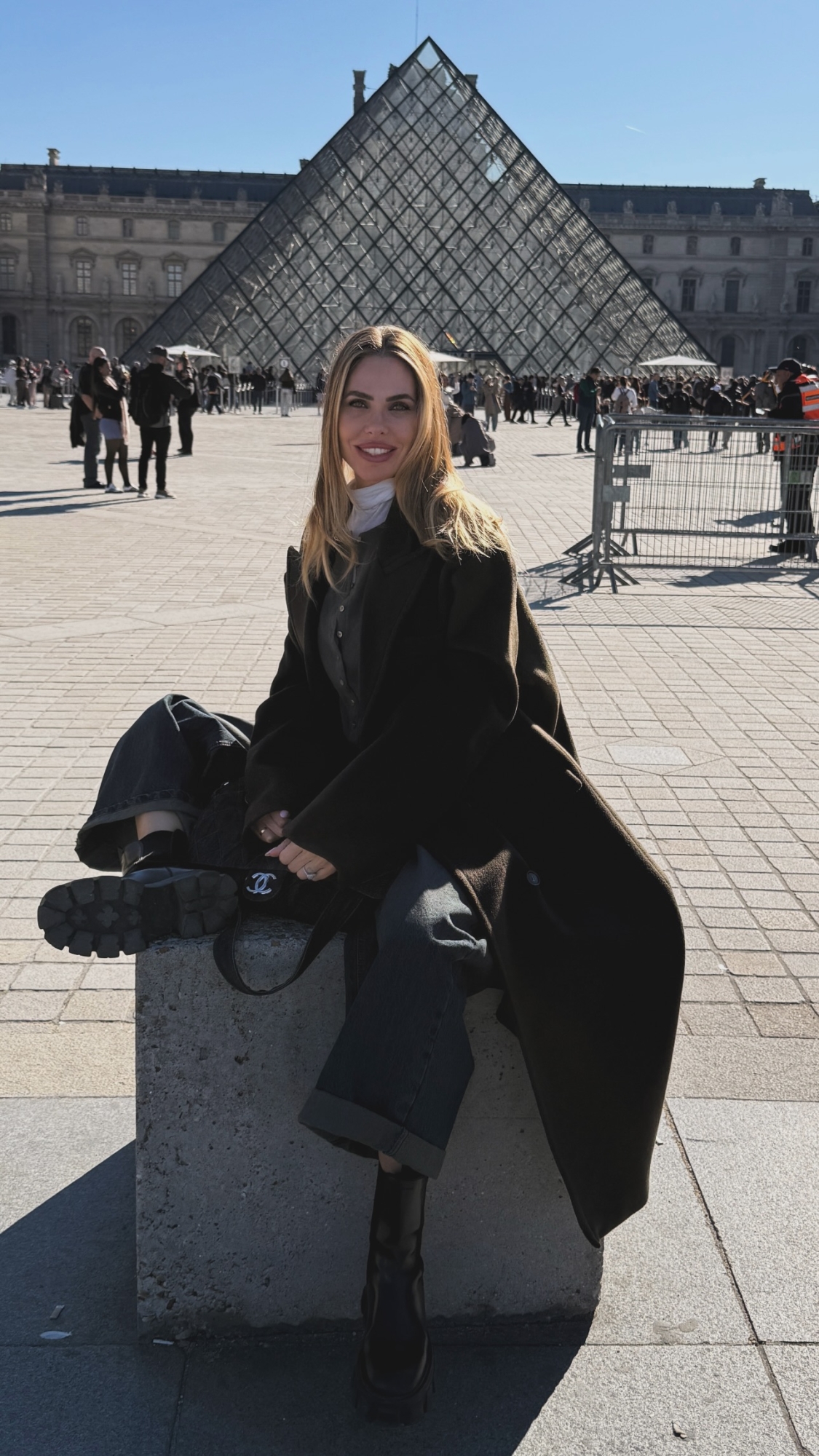 Ilary Blasi e Bastian Muller innamorati e felici a Parigi