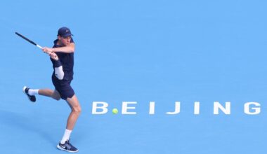 Jannik Sinner batte De Minaur in tre set (6-3; 4-6; 6-2) e va in finale all'Atp di Pechino per la terza volta di fila, trova Tien. «Ma ho avuto problemi intestinali»