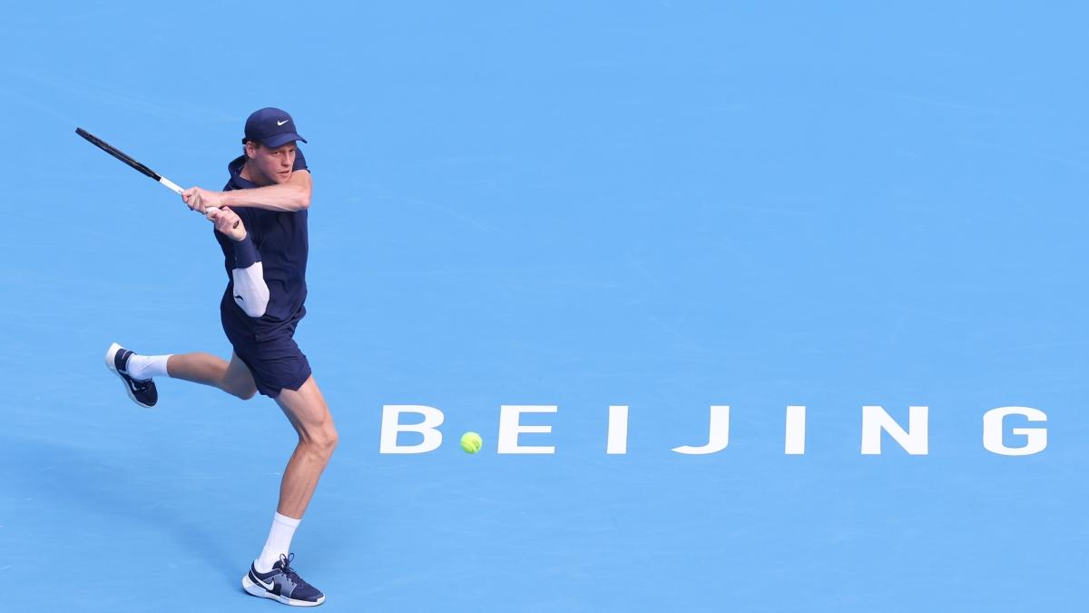 Jannik Sinner batte De Minaur in tre set (6-3; 4-6; 6-2) e va in finale all'Atp di Pechino per la terza volta di fila, trova Tien. «Ma ho avuto problemi intestinali»