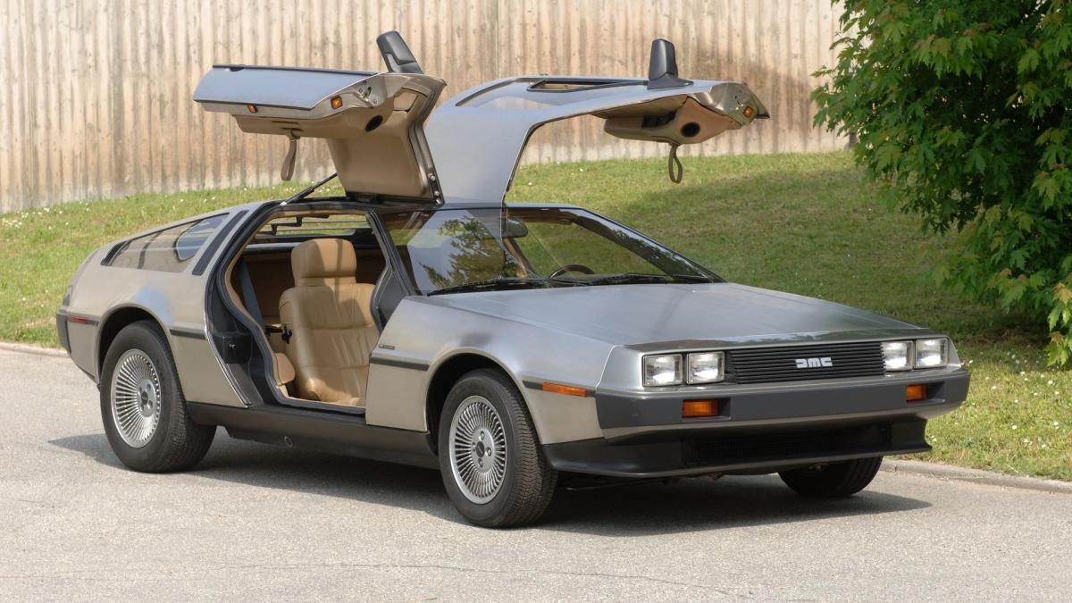 Ritorno al Futuro, al via la mostra al Mauto: la DeLorean e orologi in esposizione