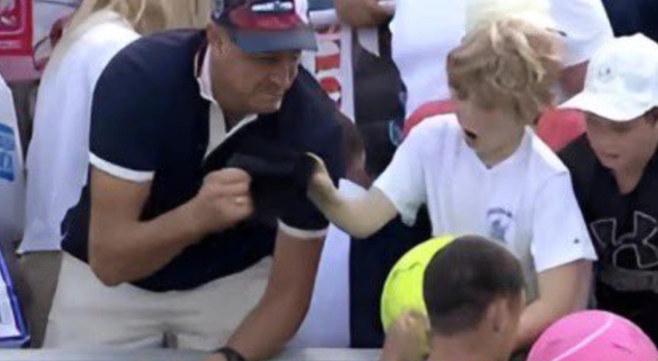 Us Open, imprenditore milionario ruba un cappello autografato a un bambino: la reazione è virale - Il Messaggero