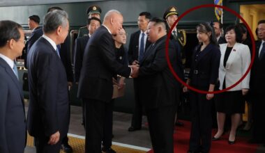Ju-ae, chi è la figlia di Kim che lo ha accompagnato in Cina? Il mistero del nome (e dell'età), l'abito blu navy e la possibile successione
