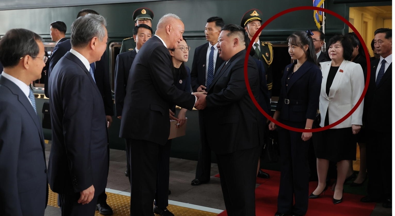 Ju-ae, chi è la figlia di Kim che lo ha accompagnato in Cina? Il mistero del nome (e dell'età), l'abito blu navy e la possibile successione