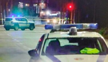 Omicidio a Napoli, aggredita con un coltello dal marito lo uccide davanti alla figlia