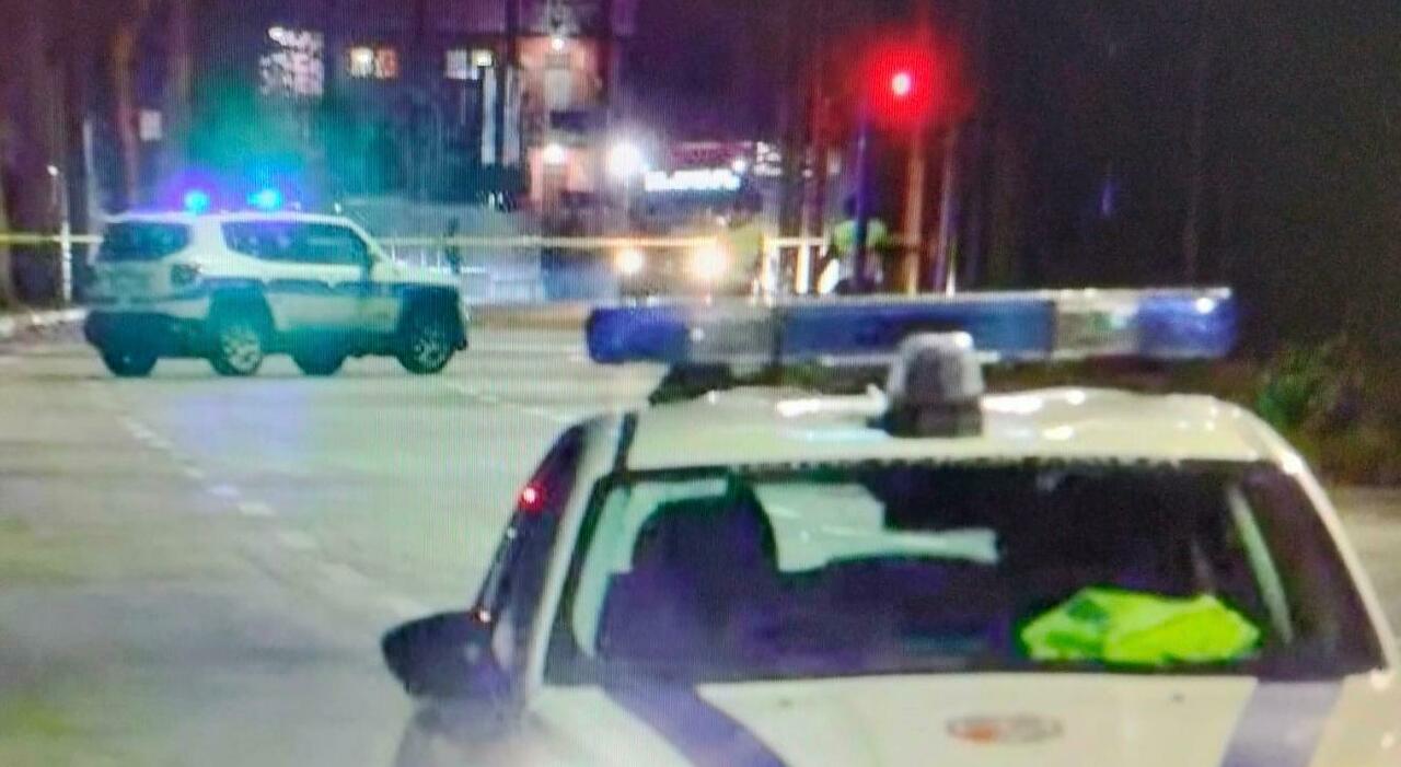 Omicidio a Napoli, aggredita con un coltello dal marito lo uccide davanti alla figlia