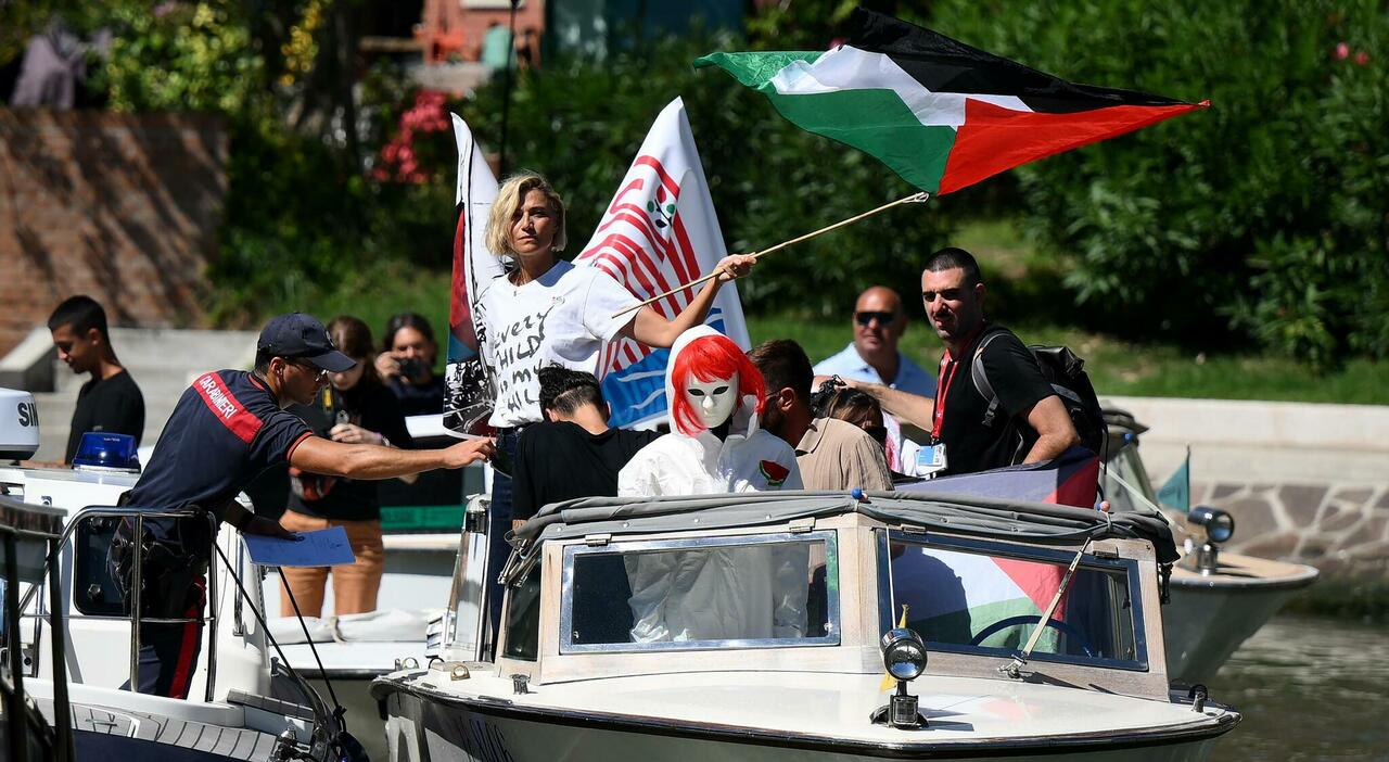 Anna Foglietta fermata dai carabinieri a Venezia a bordo di una lancia: sequestrata bandiera palestinese