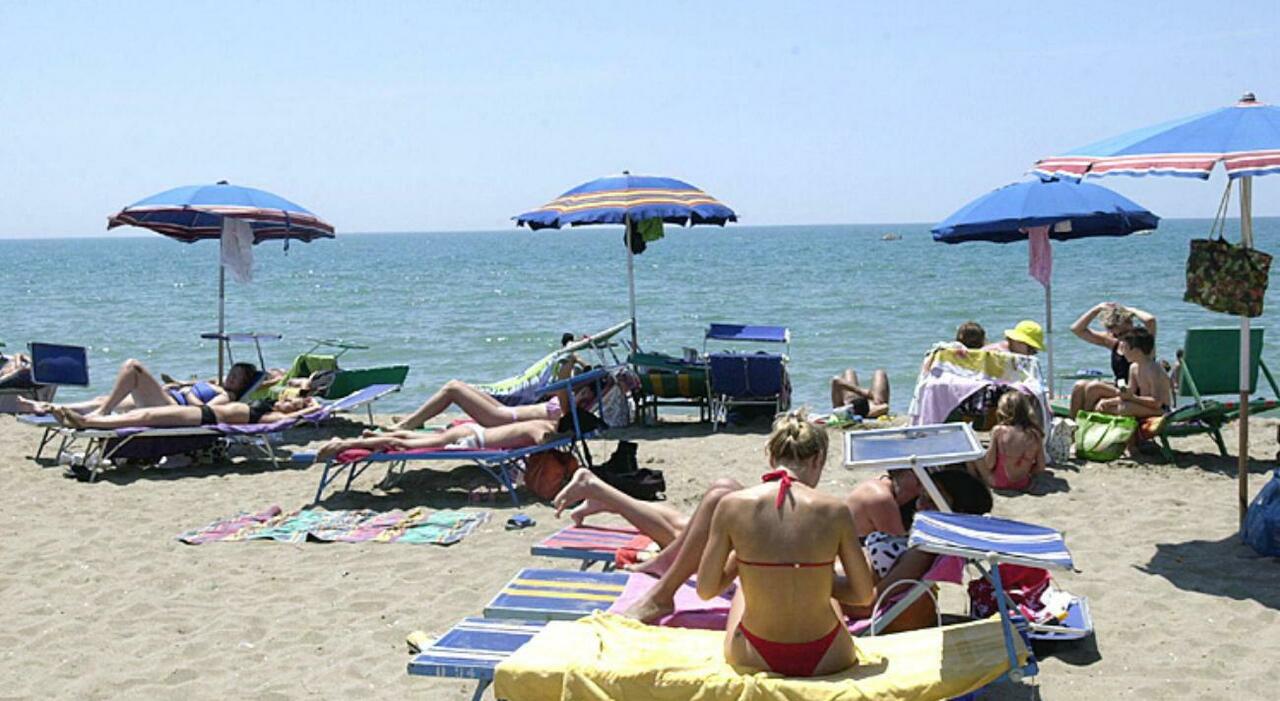 Turista italiana di 18 anni violentata su una spiaggia in Albania: la ragazza aggredita sui lettini viene dal Veneto, arrestato 26enne... - Il Messaggero