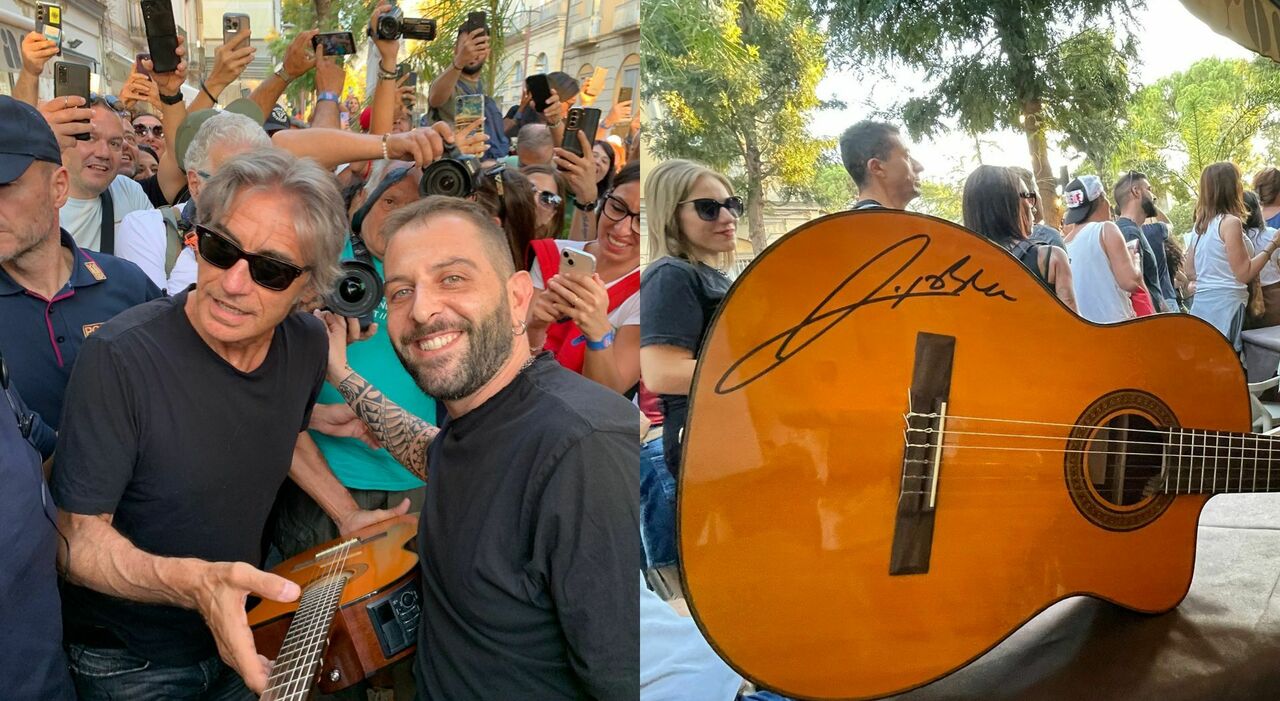 Concerto Ligabue alla Reggia di Caserta, il cantante firma la chitarra di Fausto Mesolella