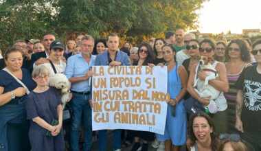 Varcaturo, protesta per il cane lasciato morire dai padroni partiti per le vacanze