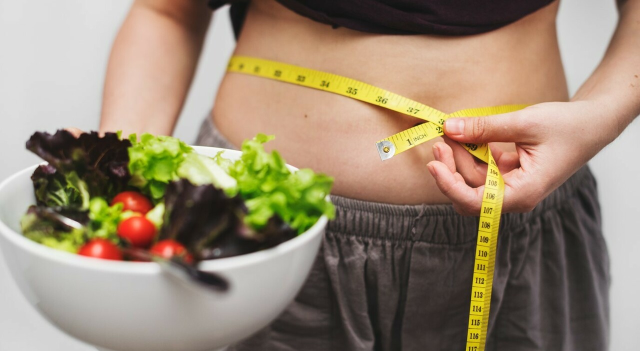 Dieta di settembre, 10 consigli su come dimagrire dopo le vacanze. Dai pasti agli spuntini e pause caffè: «Vietato bere alcol»