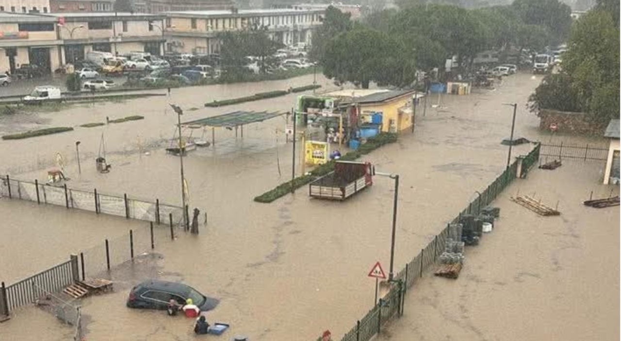 Allerta meteo oggi, frana all'Elba: isolati 200 abitanti, esondati due fossi. Lecco, un treno fermato a pochi metri voragine - Il Messaggero