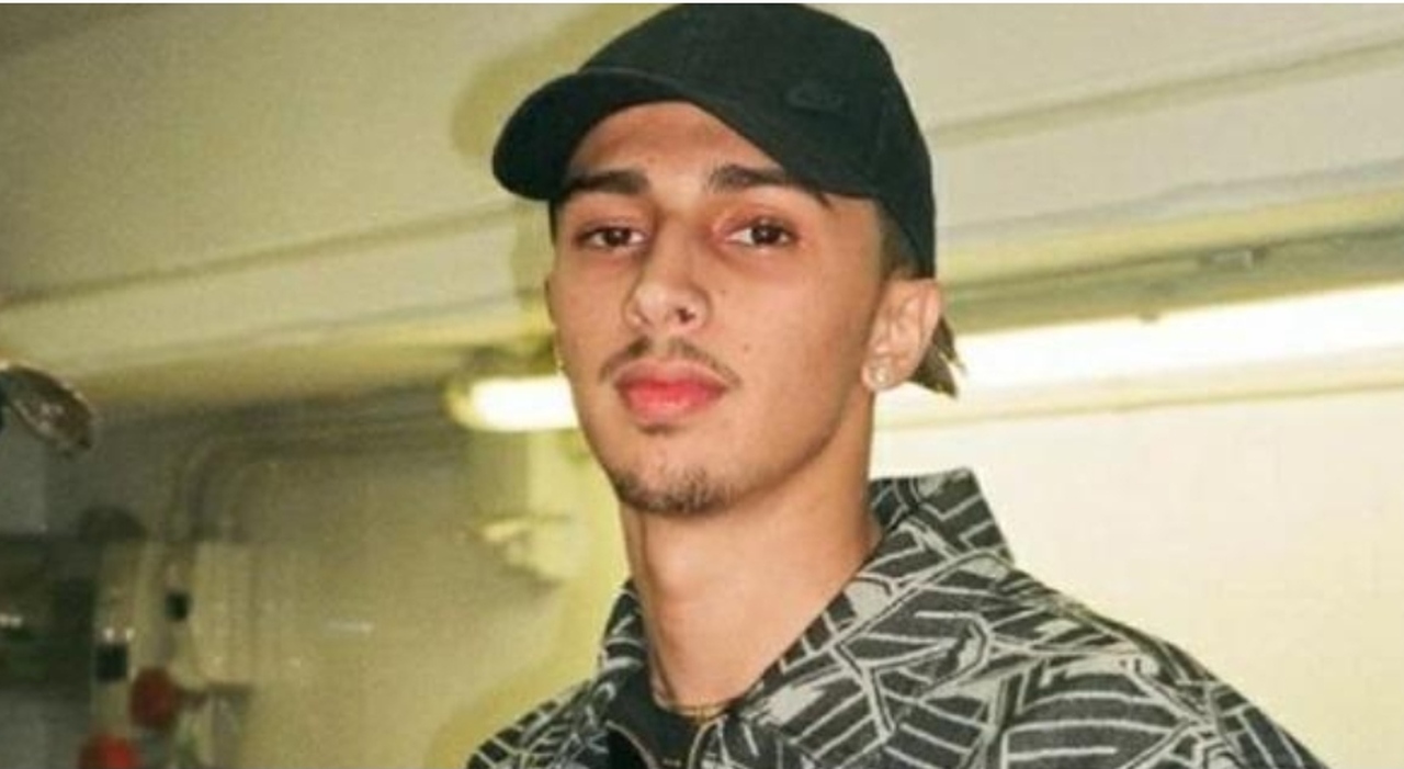 Baby Gang, arrestato il trapper: trovate 3 pistole: una con matricola cancellata. Pm: «È pericoloso, nelle canzoni disprezzo dell'autorità» - Il Messaggero