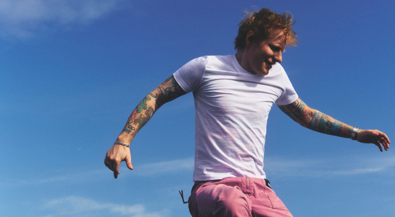 Ed Sheeran, il nuovo album “Play” del ragazzo con la chitarra che non voleva essere cool (e che si trasferisce negli Usa)