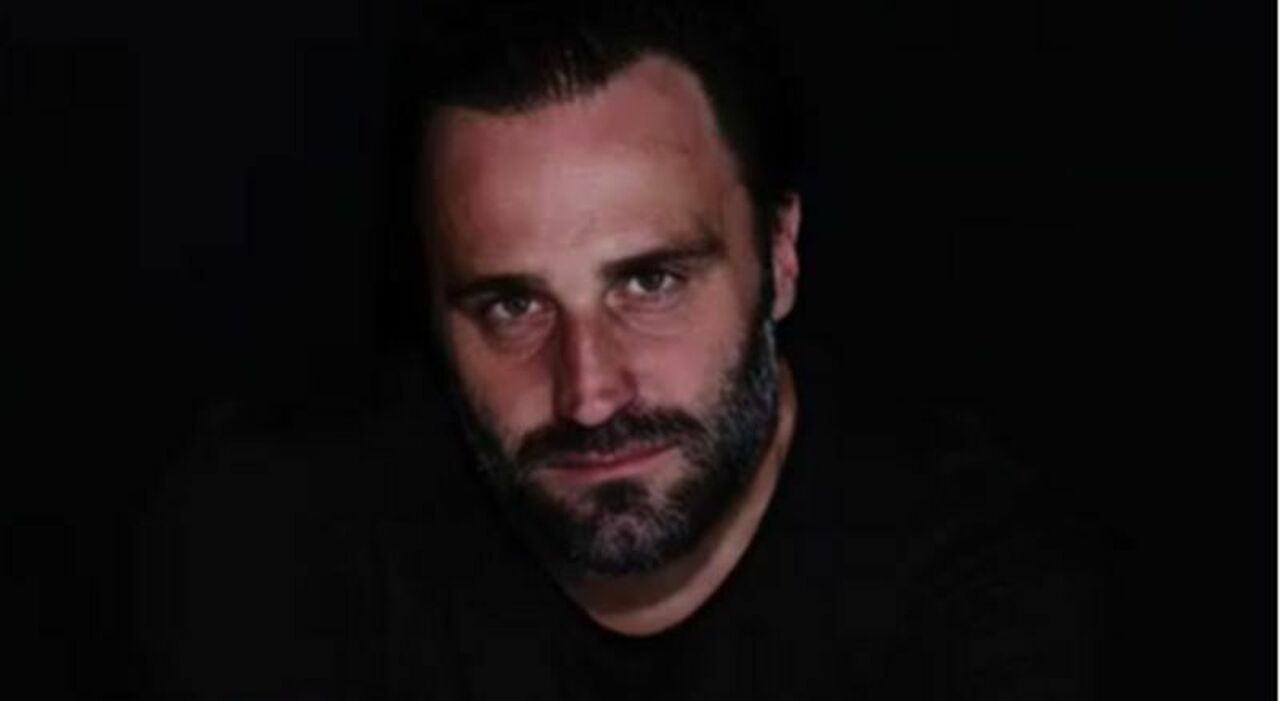 il manager di 42 anni a cui lo stilista ha lasciato 100mila azioni, l'utilizzo di ville e yacht (ma che non era al funerale)