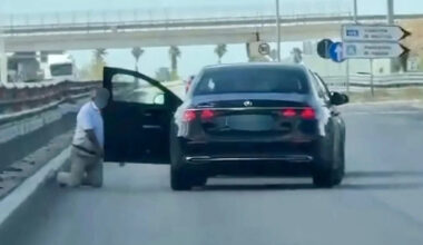 costretto a inginocchiarsi sull'asfalto, la fuga con la Mercedes ripresa in un video