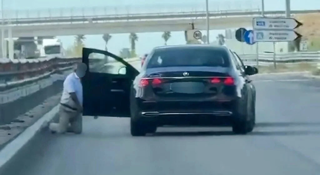 costretto a inginocchiarsi sull'asfalto, la fuga con la Mercedes ripresa in un video