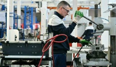 Un operaio manifatturiero in una fabbrica