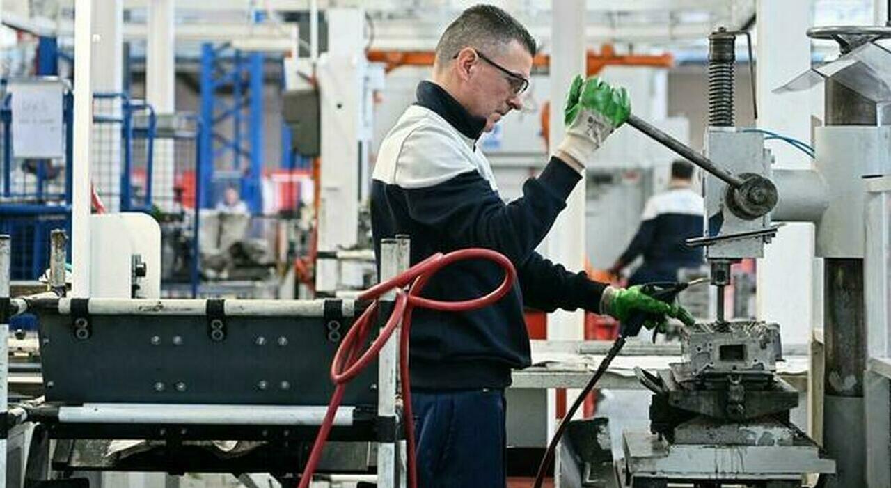 Un operaio manifatturiero in una fabbrica