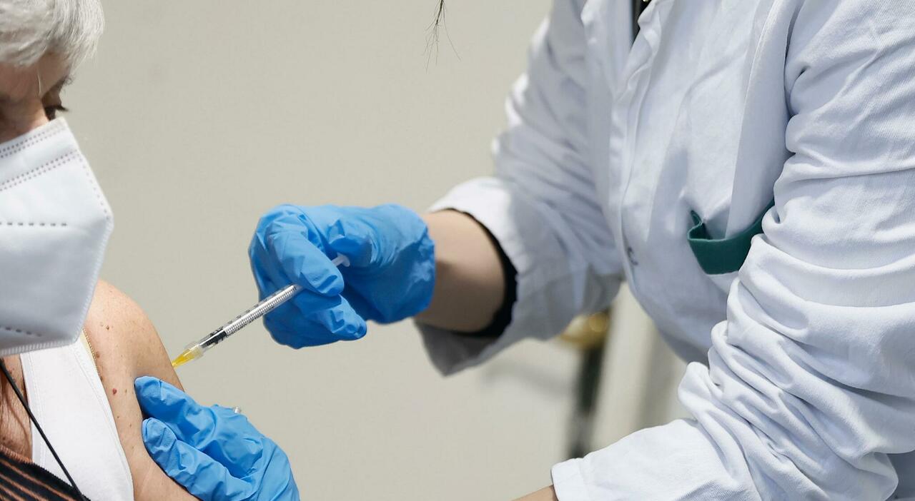 Influenza, l’Italia che non si protegge: vaccinato solo il 52,5% degli over 65. «Rischi per giovani e anziani»