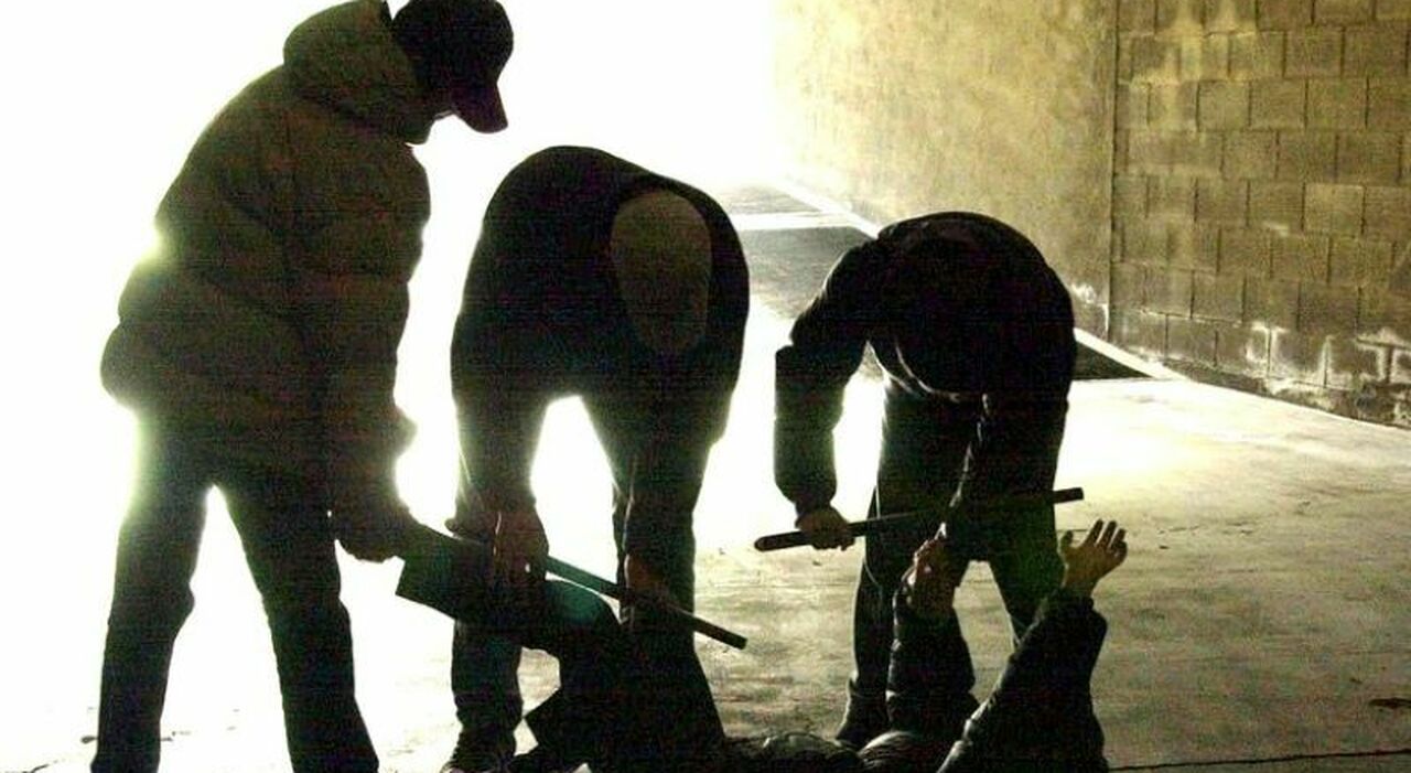 tre bambini stranieri (7, 9 e 11 anni) lo prendono a bastonate in faccia