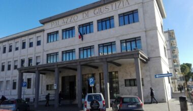 Sulmona, violentata ragazzina di 12 anni: il video diffuso su WhatsApp. Indagati un 18enne e un 14enne: «Quei ricatti duravano da due anni»