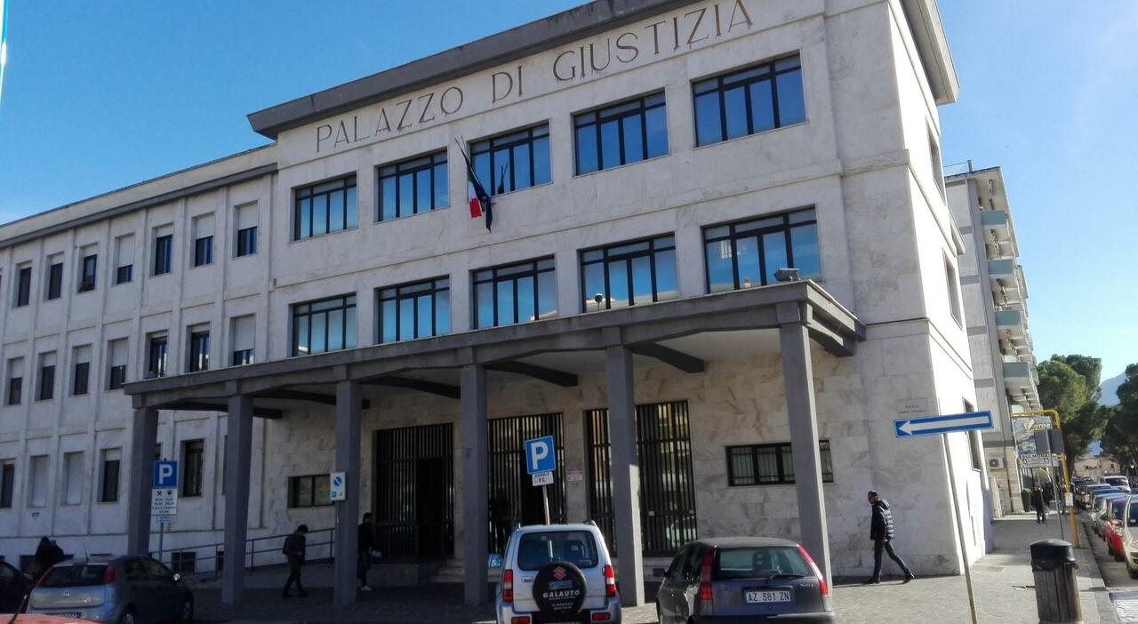 Sulmona, violentata ragazzina di 12 anni: il video diffuso su WhatsApp. Indagati un 18enne e un 14enne: «Quei ricatti duravano da due anni»