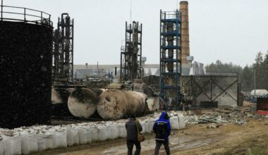 Economia russa, il duro colpo degli attacchi alle raffinerie. Mosca si prepara a tagliare la produzione di petrolio