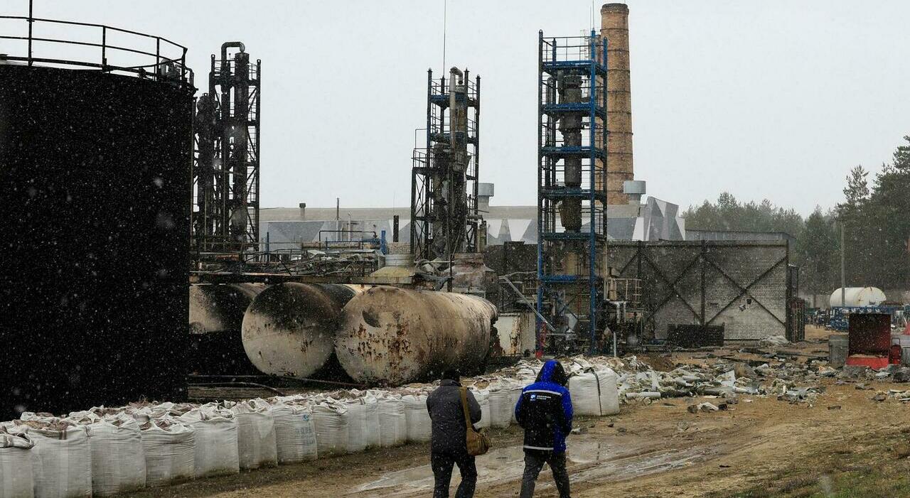 Economia russa, il duro colpo degli attacchi alle raffinerie. Mosca si prepara a tagliare la produzione di petrolio