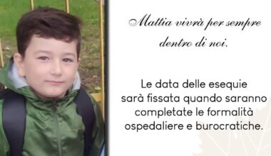Mattia travolto in bici con la mamma, è tenuto in vita dalle macchine in attesa dell'ultimo gesto d'amore. Epigrafi in città e post del sindaco: «È salito in cielo»