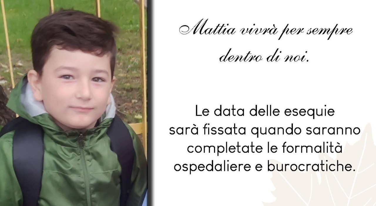 Mattia travolto in bici con la mamma, è tenuto in vita dalle macchine in attesa dell'ultimo gesto d'amore. Epigrafi in città e post del sindaco: «È salito in cielo»