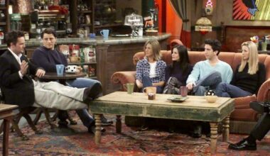 il caffè di Friends con il divano arancione torna nel cuore di New York