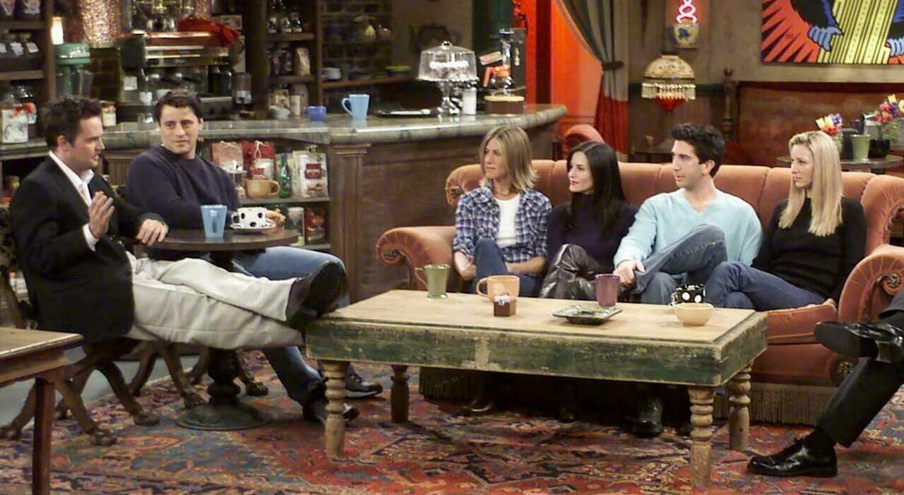 il caffè di Friends con il divano arancione torna nel cuore di New York