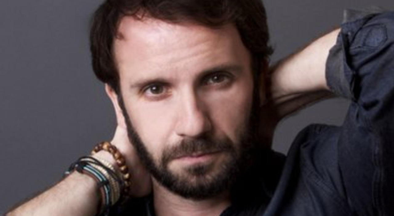 Brad Everett Young morto in un incidente, il fotografo e attore di Grey's Anatomy aveva 46 anni: lo schianto contro un'auto contromano - Il Messaggero