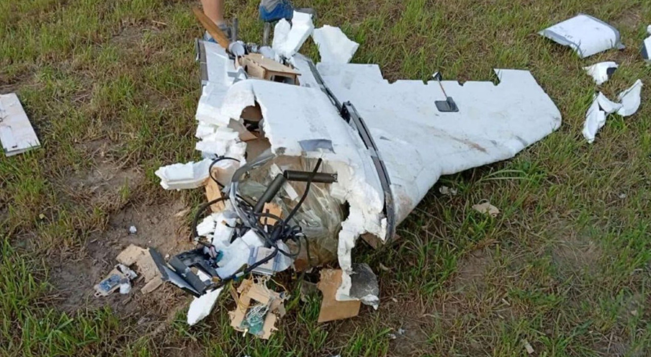 Drone russo ritrovato su una spiaggia della Lettonia. «Il relitto utilizzato dalla forze armate di Putin»
