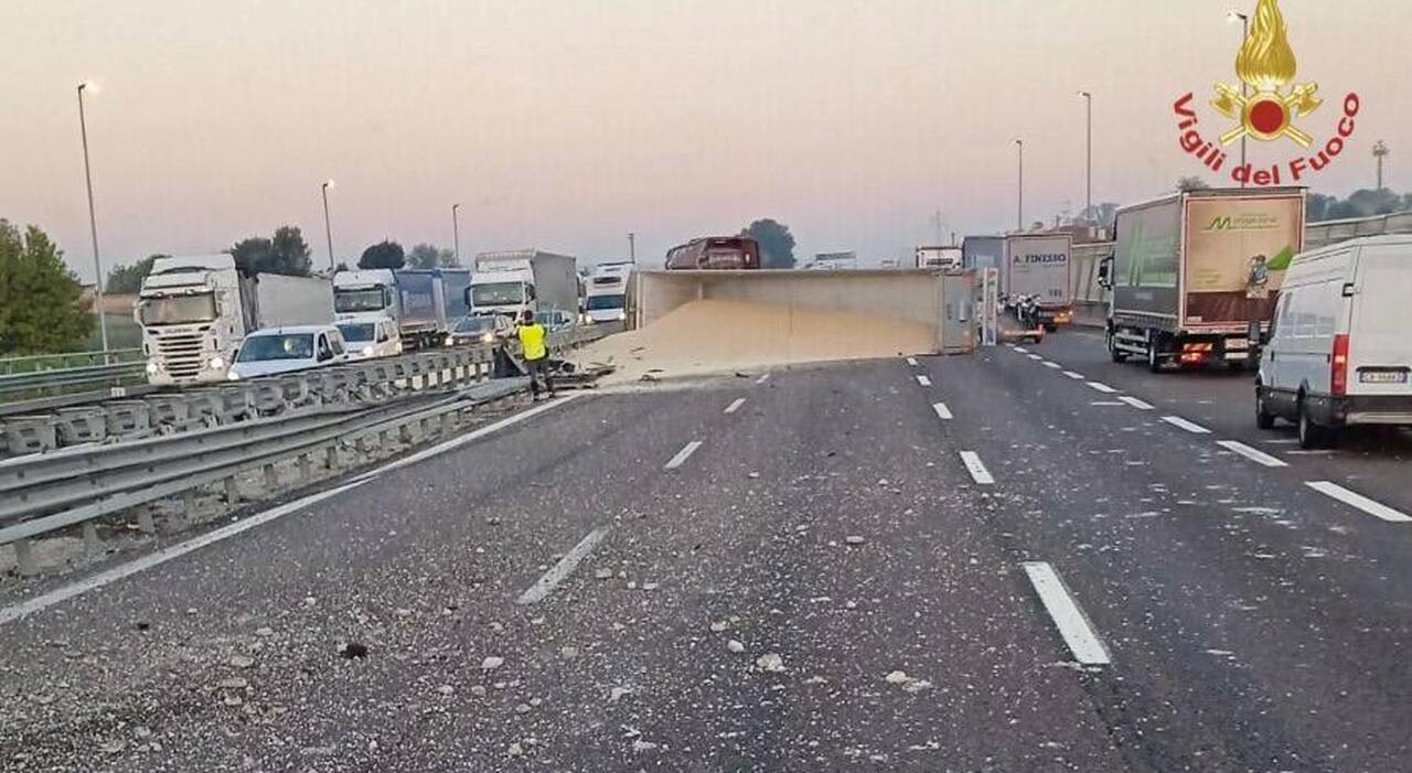 Incidente sulla A4, chiusa l'autostrada in direzione Milano per un tir carico di mais ribaltato a Padova