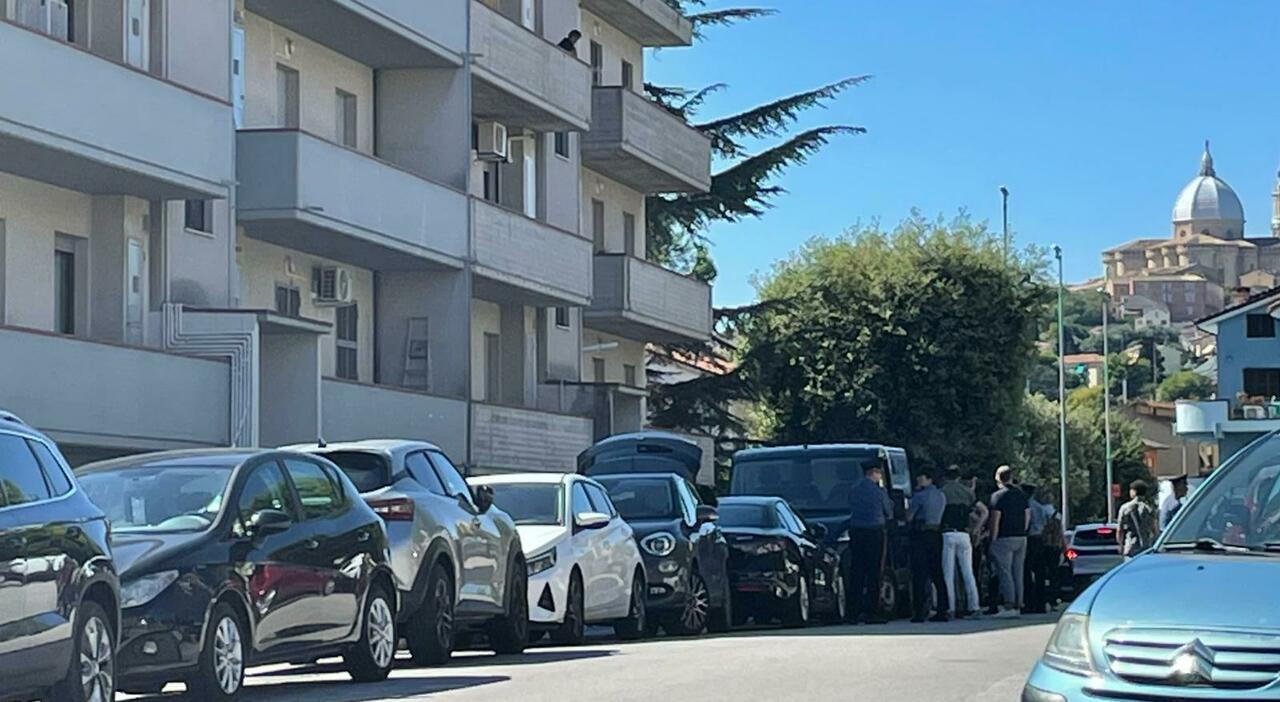 uomo trovato morto in una pozza di sangue con un sacchetto in testa
