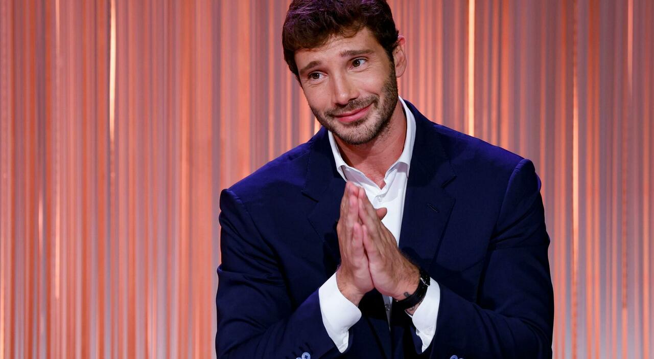 Stefano De Martino, rubato l'orologio Patek Philippe con il trucco dello specchietto: il furto a Milano