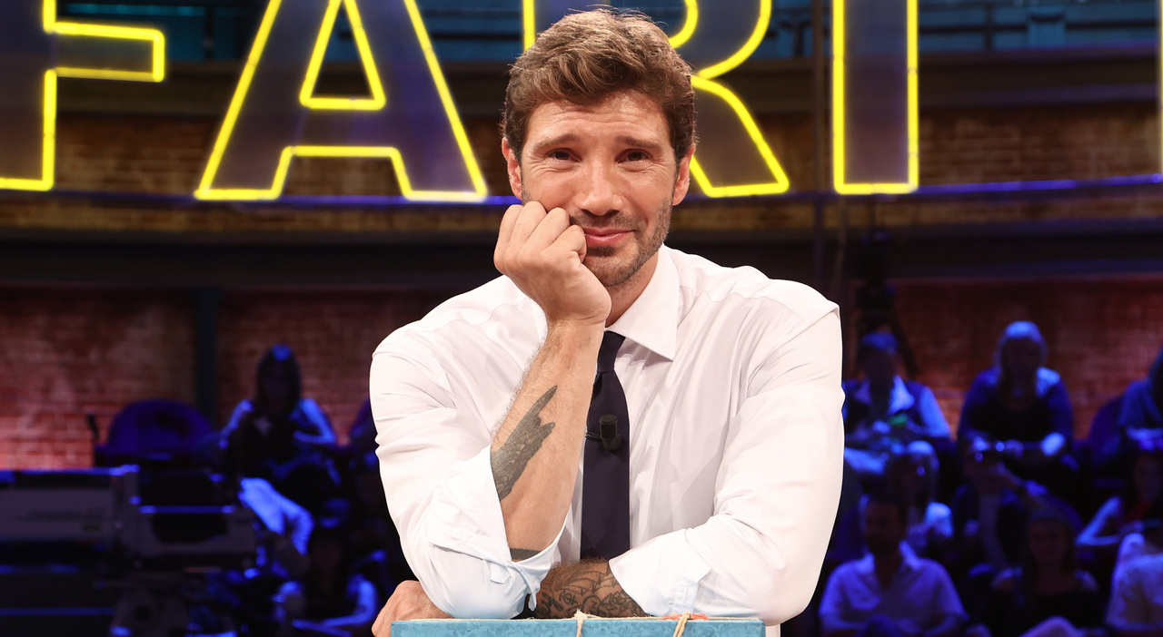 Stefano De Martino rapinato dell'orologio con il trucco dello specchietto. Ha cercato di reagire, uno dei ladri: «Lasciami o ti sparo»