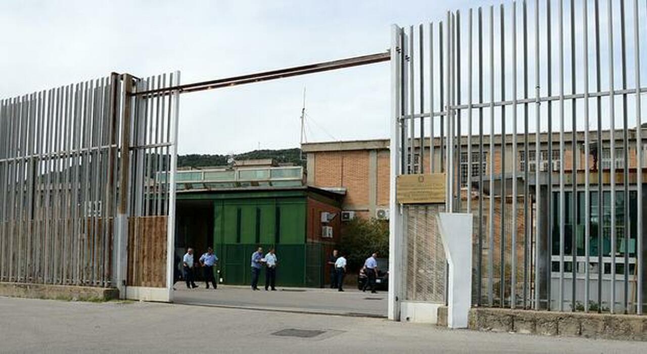 Salerno, detenuto muore in cella e un altro tenta il suicidio