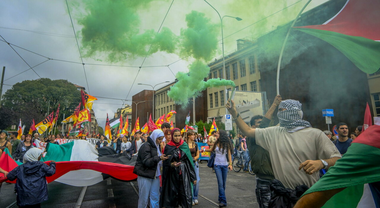 Sciopero oggi per Gaza, scontri in stazione a Milano: caos e cariche. Bologna, autostrada bloccata. Idranti sui manifestanti a Marghera - Il Messaggero